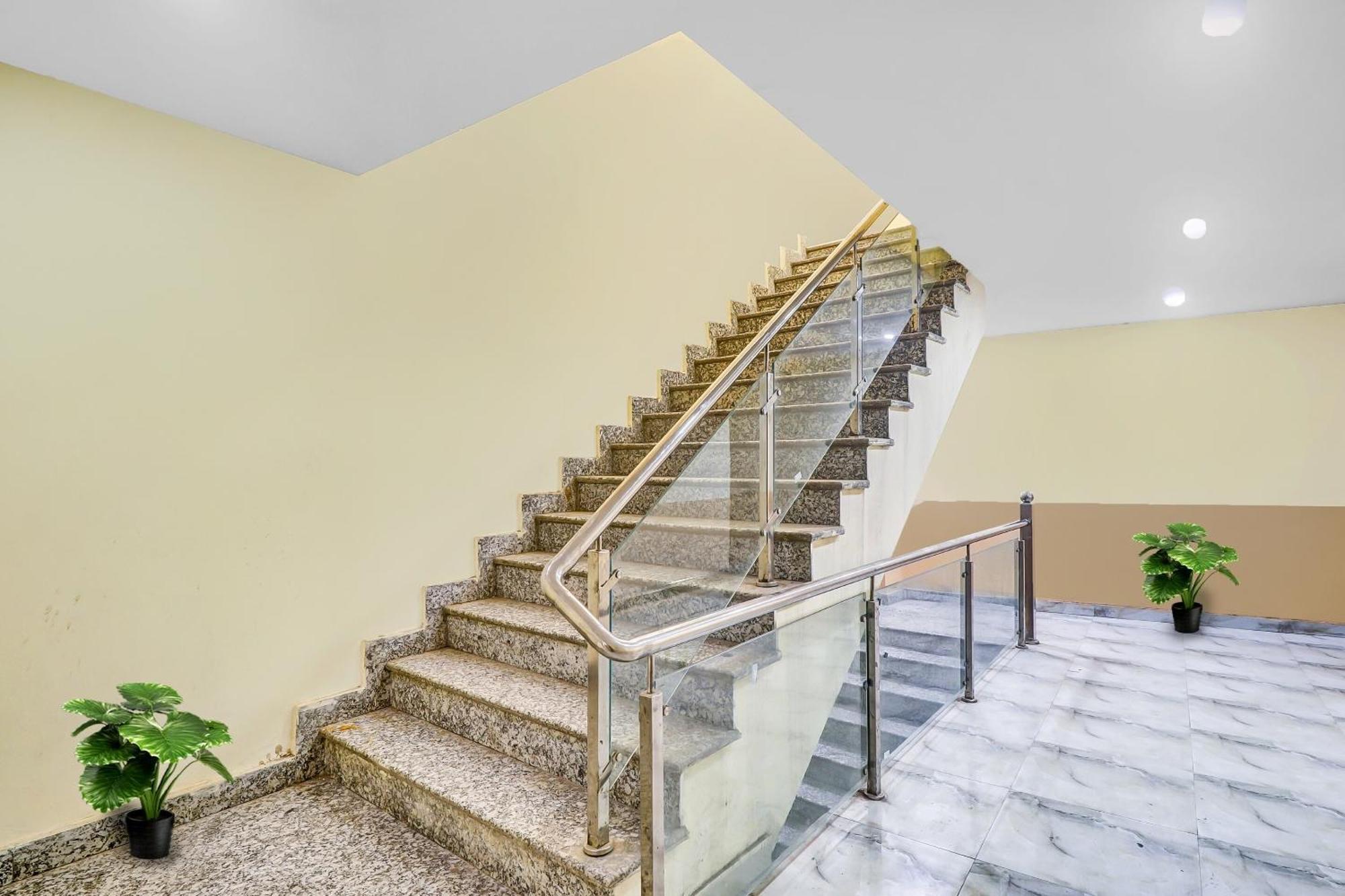 Hotel O Prince Home Stay Near Ambience Mall نيودلهي المظهر الخارجي الصورة